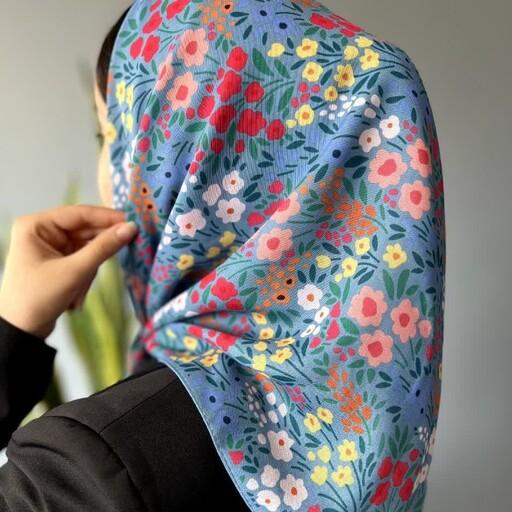 روسری قواره کوچیک  مینی اسکارف 70 در 70 با طرح گل های ریز زیبا زمینه آبی روشن