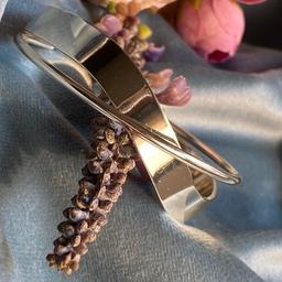 دستبند بنگله ای فوق العاده خاص در دست دستبند دخترانه  اکسسوری زنانه بینظیر برای کادو تولد زیورآلات وارداتی فاقد نیکل 