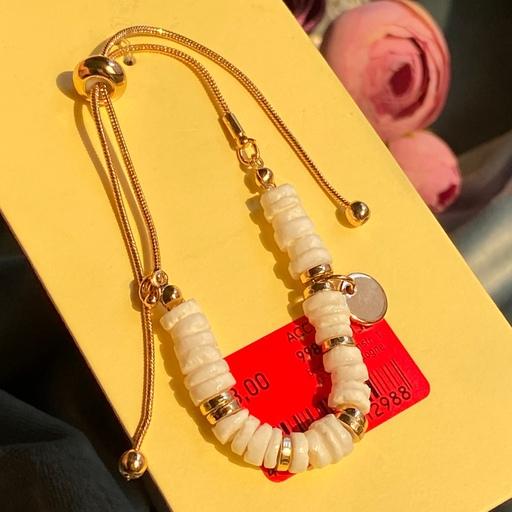 دستبند با قفل کرواتی فوق العاده خاص در دست دستبند دخترانه  اکسسوری زنانه بینظیر برای کادو تولد زیورآلات وارداتی 