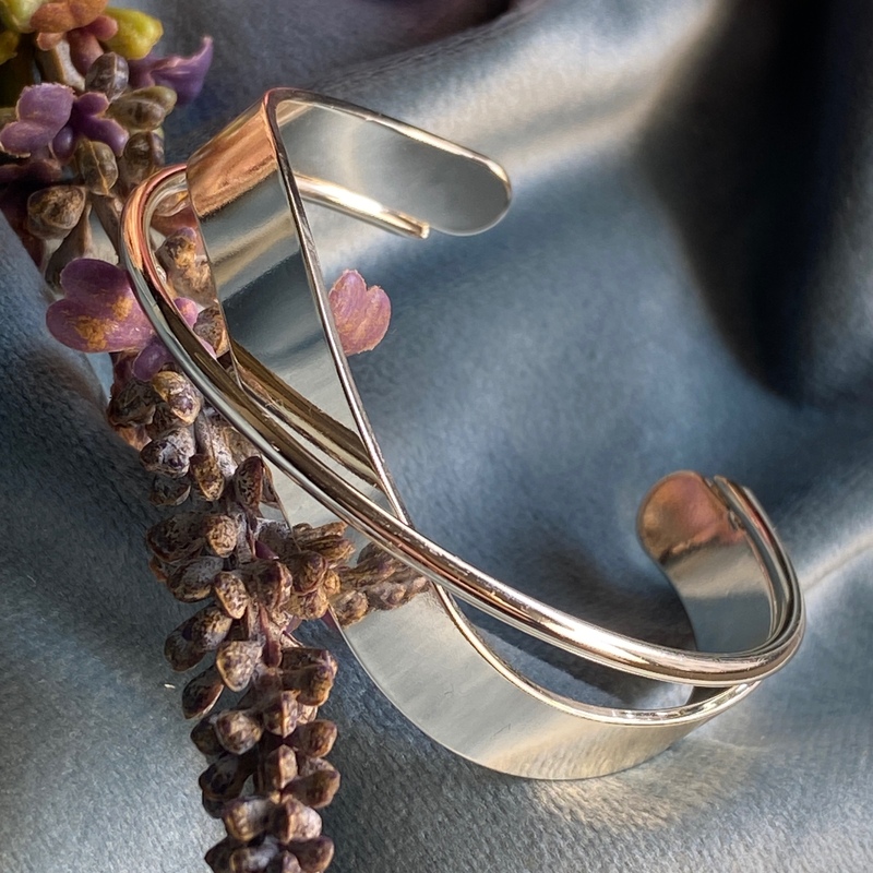 دستبند بنگله ای فوق العاده خاص در دست دستبند دخترانه  اکسسوری زنانه بینظیر برای کادو تولد زیورآلات وارداتی فاقد نیکل 