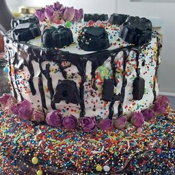 کیک تولد خانگی با دیزاین شکلات وخامه دوکیلویی
