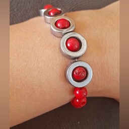 دستبند سنگ مرجان قرمز طبیعی با حلقه های حدید 