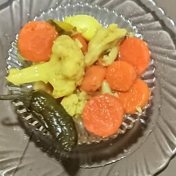 ترشی هویج ،گل کلم و فلفل تند سرکه قرمز، نمک  ادویه جات این باکیفیت مناسب  ( 700گرم)
