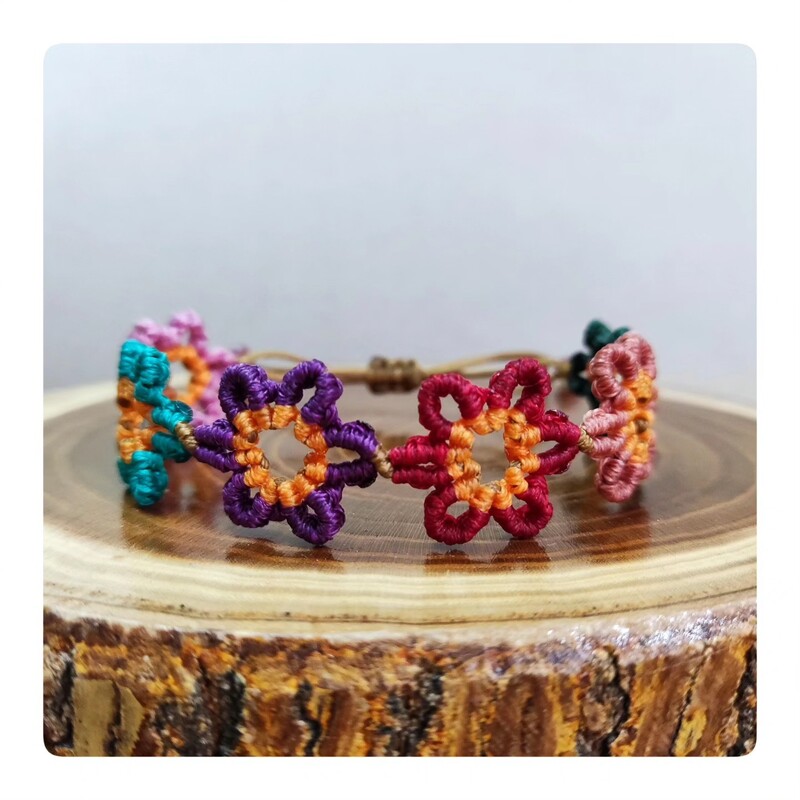 دستبند دست ساز میکرو مکرومه طرح رنگارنگ  با رنگ های شاد