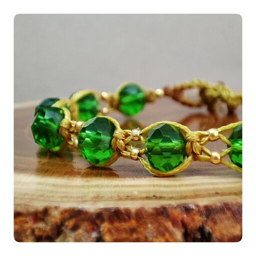 دستبند دست ساز میکرو مکرومه طرح کریستال دار  با نخ طلایی و کریستال سبز
