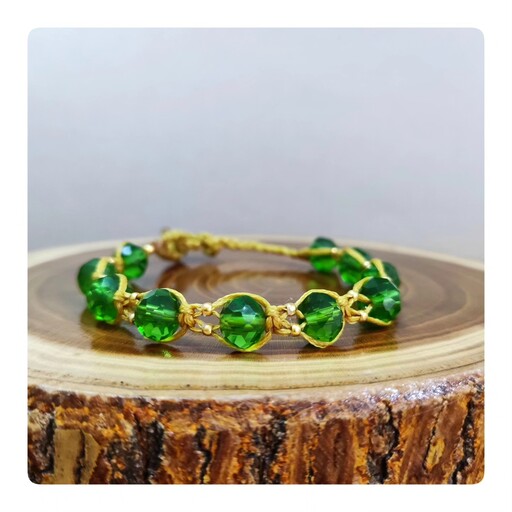دستبند دست ساز میکرو مکرومه طرح کریستال دار  با نخ طلایی و کریستال سبز