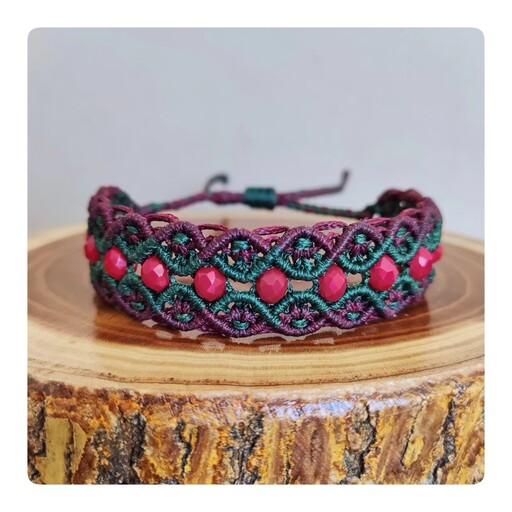 دستبند دست ساز میکرو مکرومه طرح کریستال دار سنتی با نخ زرشکی و سبز