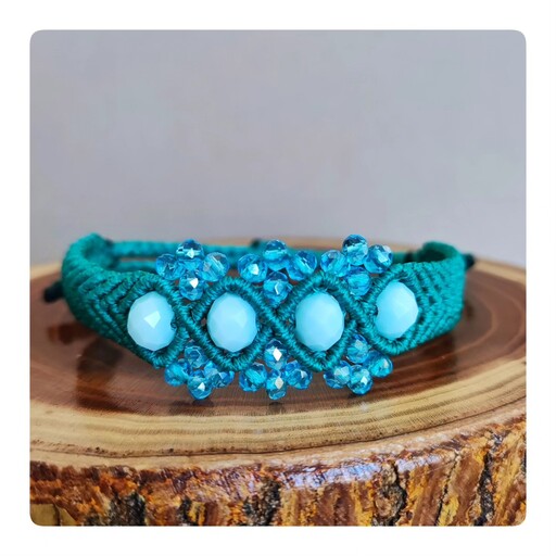 دستبند دست ساز میکرو مکرومه طرح کریستال دار با نخ آبی فیروزه ای