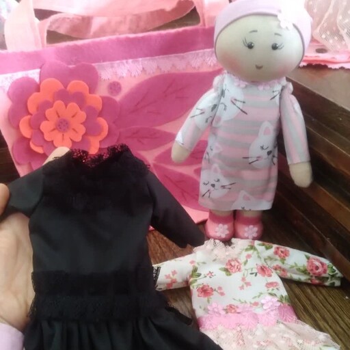 عروسک لباس قابل تعویض با دو دست لباس و کیف و سجاده