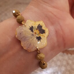 دستبند گل طبیعی بنفشه با مهره های کریستالی زیتونی