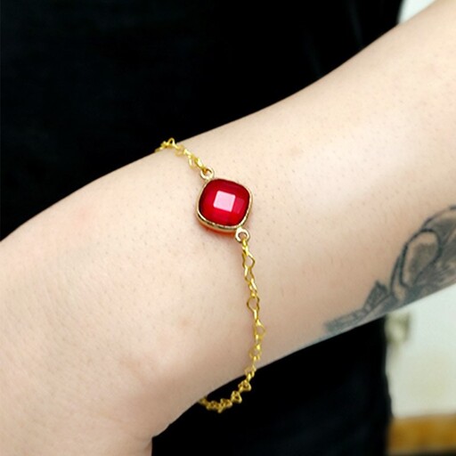 دستبند زنانه و دخترانه با نگین طرح لوزی قرمز و زنجیر قلبی طلایی رنگ ثابت