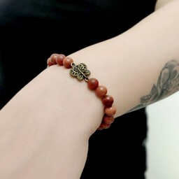 دستبند دخترانه وزنانه  سنگ دلربا قهوه ای با طرح نشان پروانه