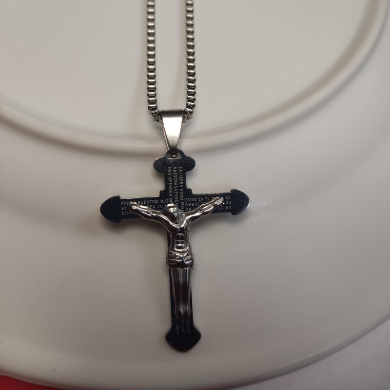 گردنبند صلیب استیل برجسته درجه یک رنگ نقره ای همراه با زنجیر 45 سانتی ونیزی