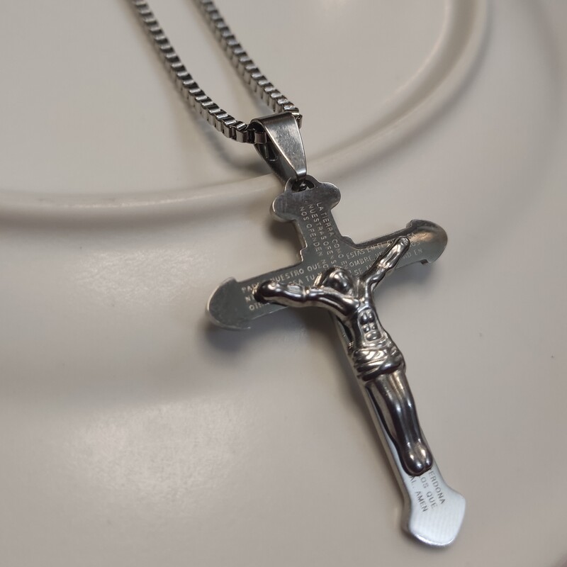 گردنبند صلیب استیل برجسته درجه یک رنگ نقره ای همراه با زنجیر 45 سانتی ونیزی