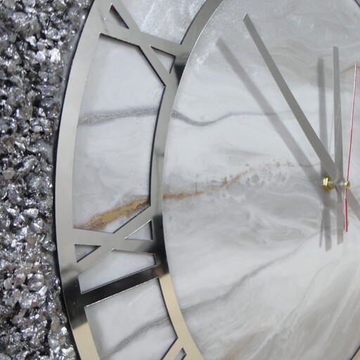 ساعت دیواری رزینی زیبا طرح ماربل رنگ نقره ای و استیل با بک گراند طرح سنگ مرمر به قطر 50 سانتیمتر