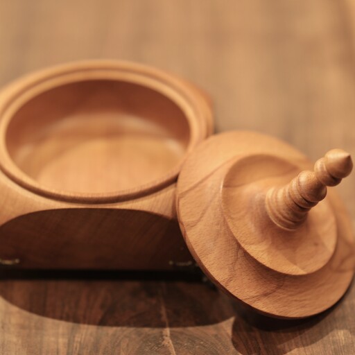شکلات خوری چوبی با پایه ظریف فلزی  ازچوب راش