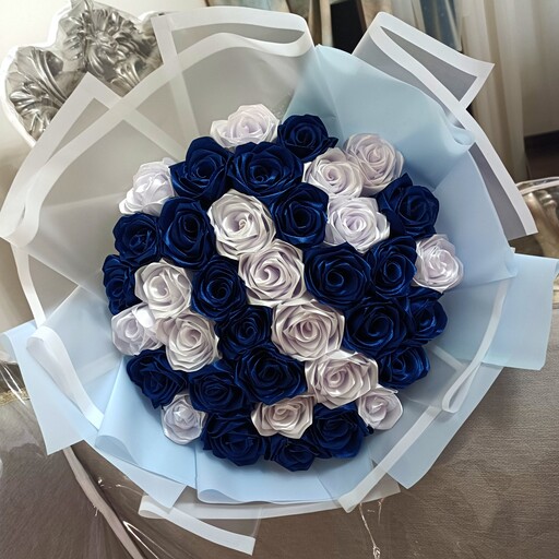 دسته گل سفید آبی