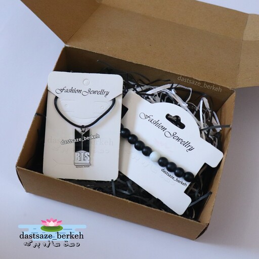 باکس هدیه ولنتاین شامل گردنبند و دستبند سنگی سفید و مشکی . قبل سفارش موجودی بگیرین . هدیه ولنتاینی کادو