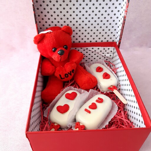 هدیه ولنتاین شامل یک خرس ولنتاینی و سه عدد پاپسیکل شکلاتی با جعبه شیک ارسال پس کرایه