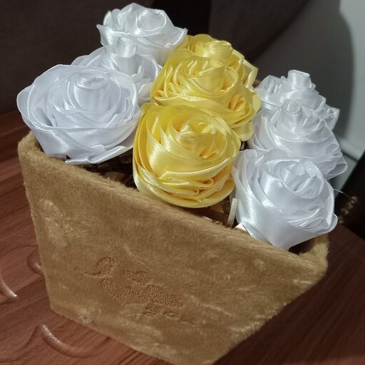 باکس گل هدیه طلایی سفید جنس ساتن رنگ و جعبه به دلخواه