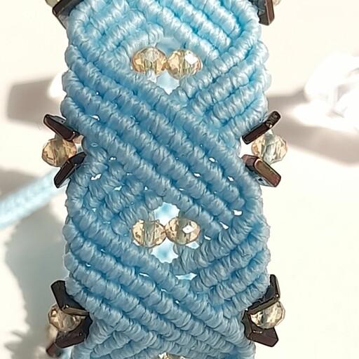 دستبند اوا،دستبند میکرومکرومه  بافته شده با نخ موم زده   رنگ آبی آسمانی، سنگ حدید وکریستال 