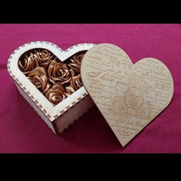 جعبه چوبی قلبی طرح خرسی همراه با گل ربانی روبانی مناسب هدیه ولنتاین و روز عشق