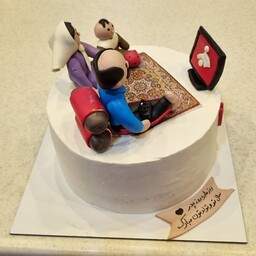 کیک خامه ای تولد با تزئینات و تاپرهای فوندانت دست ساز 