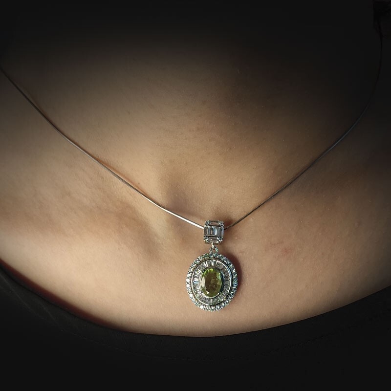 آویز گردنبند نقره زنانه با روکش آب طلا سفید و نگین الماس تراش زبرجد کاملا طبیعی