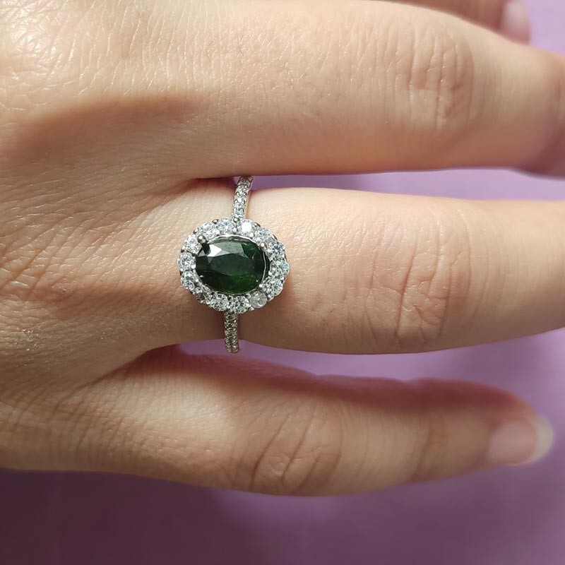 انگشتر نقره زنانه با روکش آب طلا سفید و نگین سنگ طبیعی کروم دیوپساید اصل الماس تراش