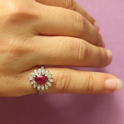 انگشتر نقره زنانه با روکش آب طلا سفید و نگین الماس تراش یاقوت سرخ طبیعی
