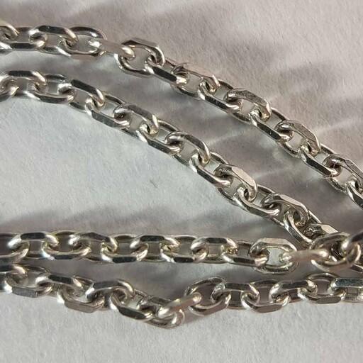 زنجیر نقره 925 با روکش آب طلا سفید مناسب گردنبند زنانه با طول 50 سانتیمتر و وزن 1.5 گرمی