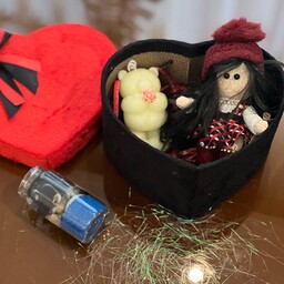 باکس قلب شامل یک عروسک روسی با شمع تدی از جنس پارافین کریستال خارجی و شمع ژله ایی