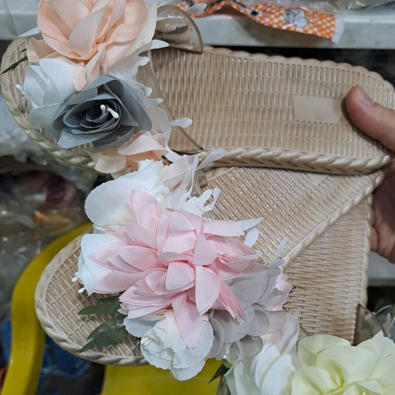 دمپایی روفرشی زنانه گل از سایز 37 تا 40 در سه تا رنگ لطفا قبل سفارش موجودی بگیرید 