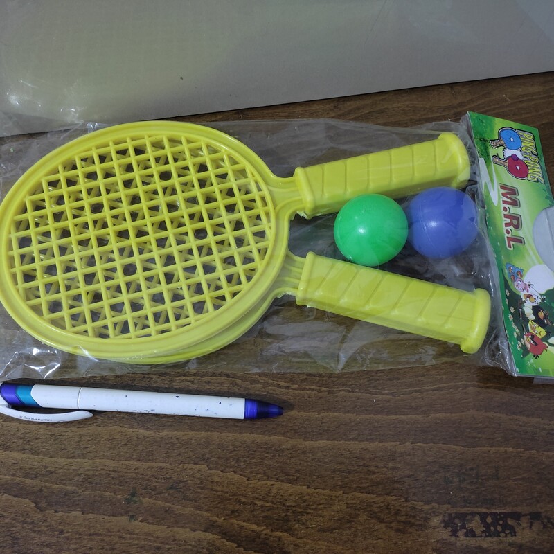 راکت پینگ پنگ جنس پلاستیک. زرد رنگ دارای دو عدد توپ