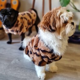 لباس خز پلنگی موجود در سایز بندی مناسب گربه و سگ 