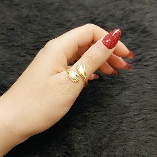 انگشتر دخترانه و پسرانه ، زنانه و مردانه ، طرح آغوش یا بغل یا دست طلایی ، استیل رنگ ثابت ( مناسب هدیه ولنتاین )