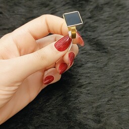 انگشتر اسپرت زنانه و مردانه طرح مربع مشکی دور طلایی ، استیل رنگ ثابت ، سایزبندی دارد