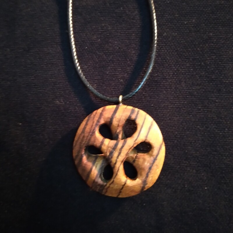 گردن آویز چوبی طرح سه بعدی ، چوب دو رنگ قهوه ای روشن با خطوط سیاه