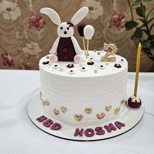 کیک  تولد خونگی با تم دخترونه و تاپر عروسکی خرگوش فوندانتی وزن 1200 کیلوگرم ( فیلینگ کرم شکلات  موز و گردو)