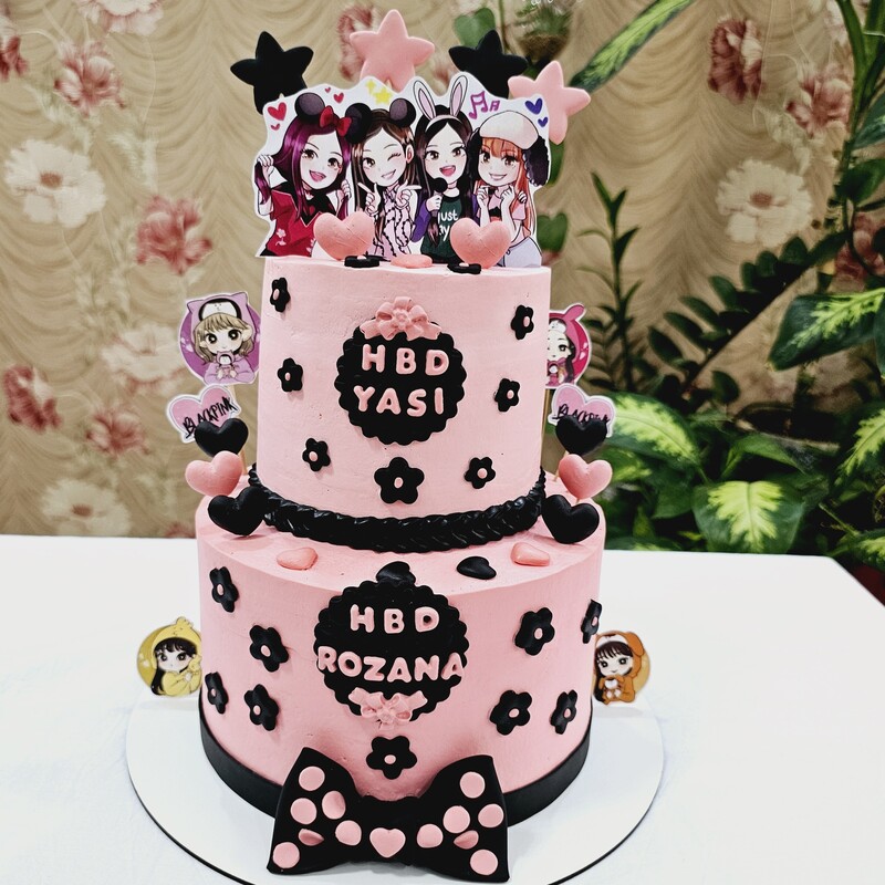 کیک  تولدخونگی دخترونه دو طبقه black pinkباچاپ غیر خوراکی و فوندانت کاری  وزن 1200کیلوگرم ( فیلینگ کرم شکل و موز و گردو)