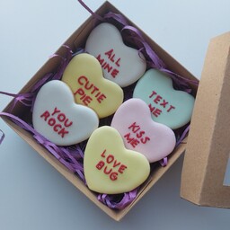 کوکی ولنتاین قلب جعبه ای تعداد 6 عدد مناسب هدیه  ولنتاین وکنار باکسهای هدیه وخرس وشکلات