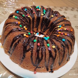 کیک خانگی  وانیلی با مغزی گردو و کشمش و شکلات نیلز