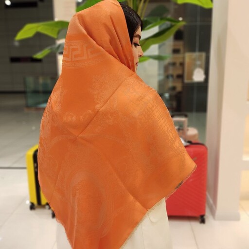 روسری نخ ابریشم ژاکارد دو رو لمه دار طرح ورساچ،رنگ نارنجی 