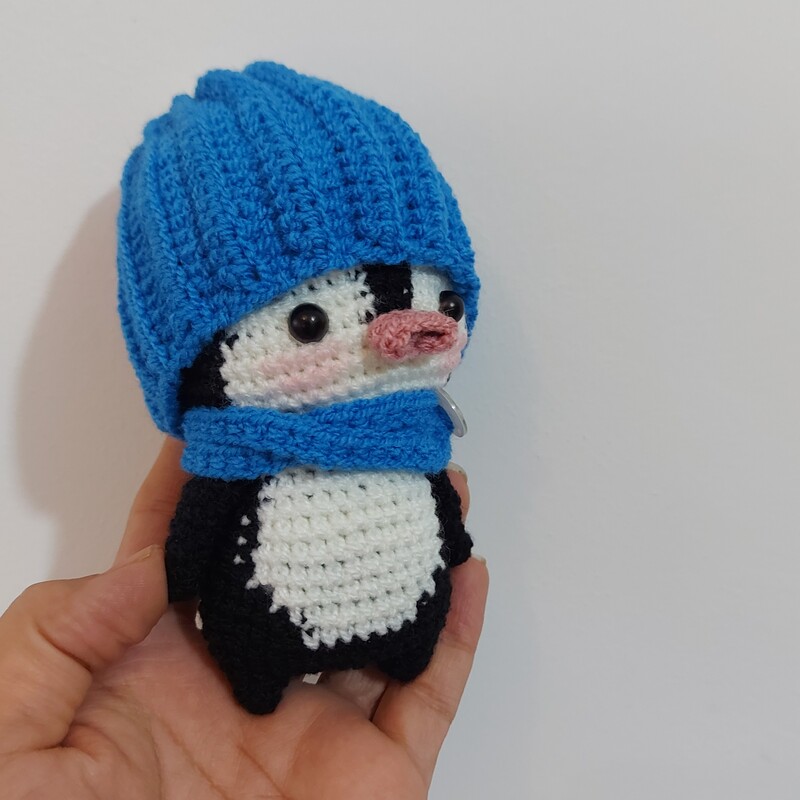 عروسک بافتنی پنگوئن  با کلاه و شالگردن جدا شدنی  حدودا 18 تا 20 سانت 