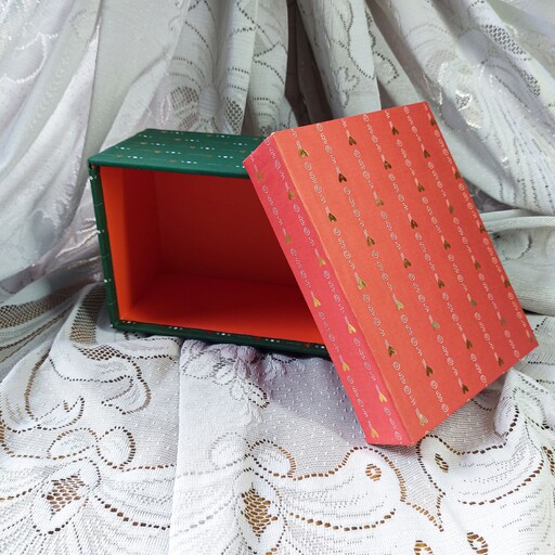 جعبه کادویی مستطیل شکل سایز متوسط دست ساز مناسب برای هدیه دادن و آرشیو تم مکمل سبز و قرمز