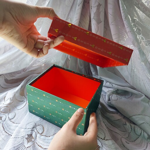 جعبه کادویی مستطیل شکل سایز متوسط دست ساز مناسب برای هدیه دادن و آرشیو تم مکمل سبز و قرمز