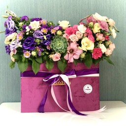 باکس گل مقطع مستطیل ارغوانی تهیه شده از گل های با درجه کیفیت فوق ممتاز و ممتاز
