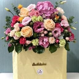 باکس گل شیش ضلعی تهیه شده از گل های با درجه کیفی فوق ممتاز  و ممتاز 