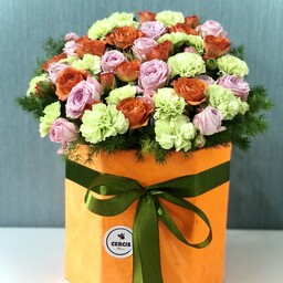 باکس گل نارنجی شیش ضلعی تهیه شده از گل های با درجه کیفیت فوق ممتاز و ممتاز