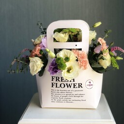 باکس گل زنبیلی سفید تهیه شده از گل های با درجه کیفیت فوق ممتاز و ممتاز